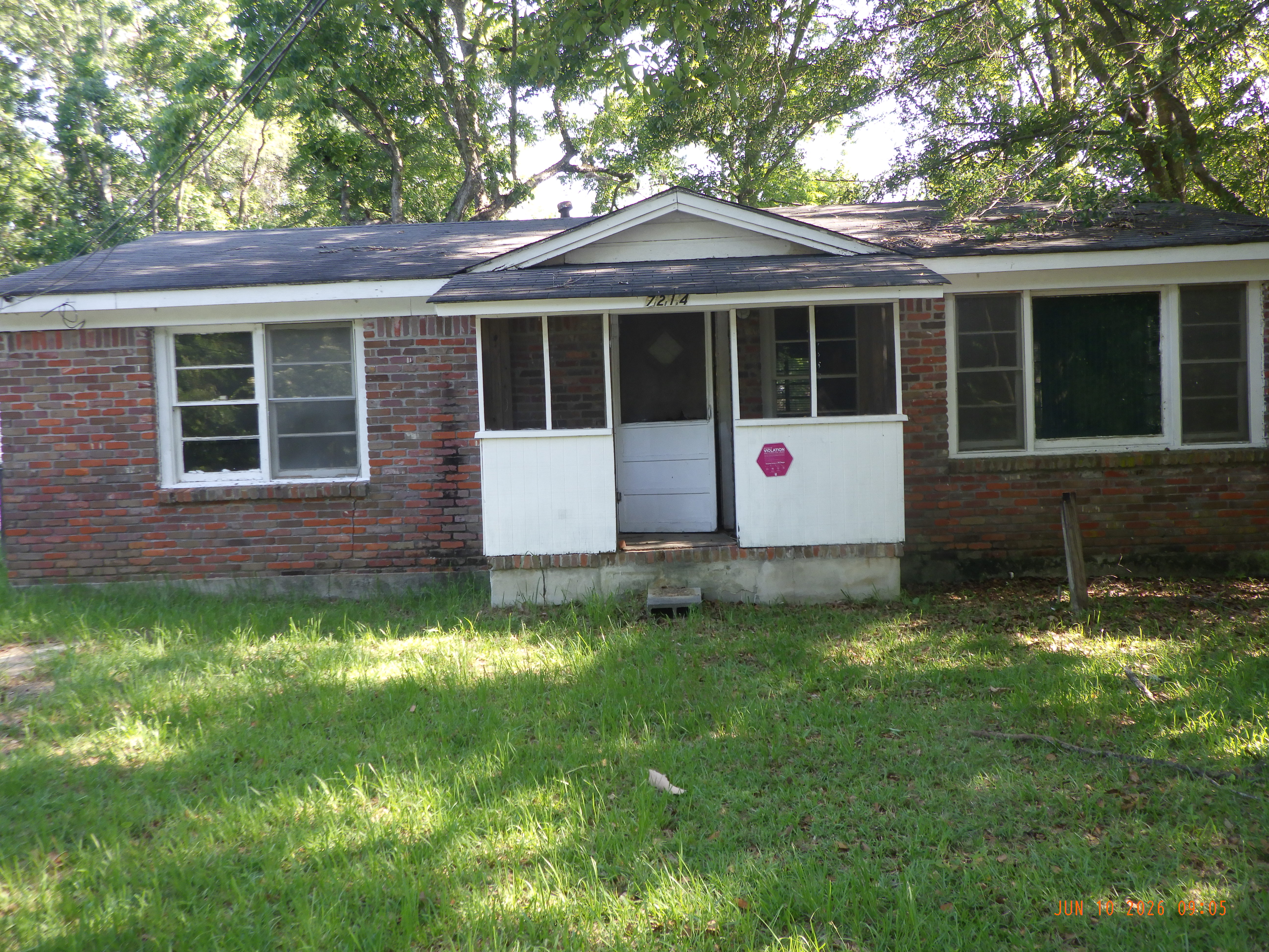 7214 9th St. Nuisance Photo